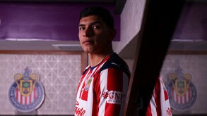 Jordan Carrillo y Kevin Castañeda firmaron por cuatro años con Chivas. Conoce los detalles de sus fichajes para el Apertura 2026 de la mano de Milito.