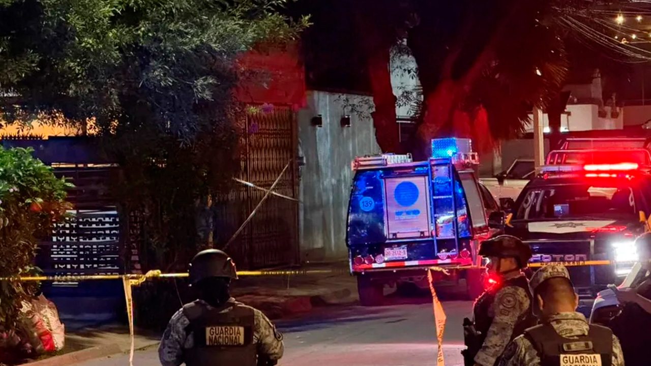 Autoridades investigan la muerte de una mujer de 80 años y un hombre dentro de una vivienda en la colonia Linda Vista, en Guadalupe.