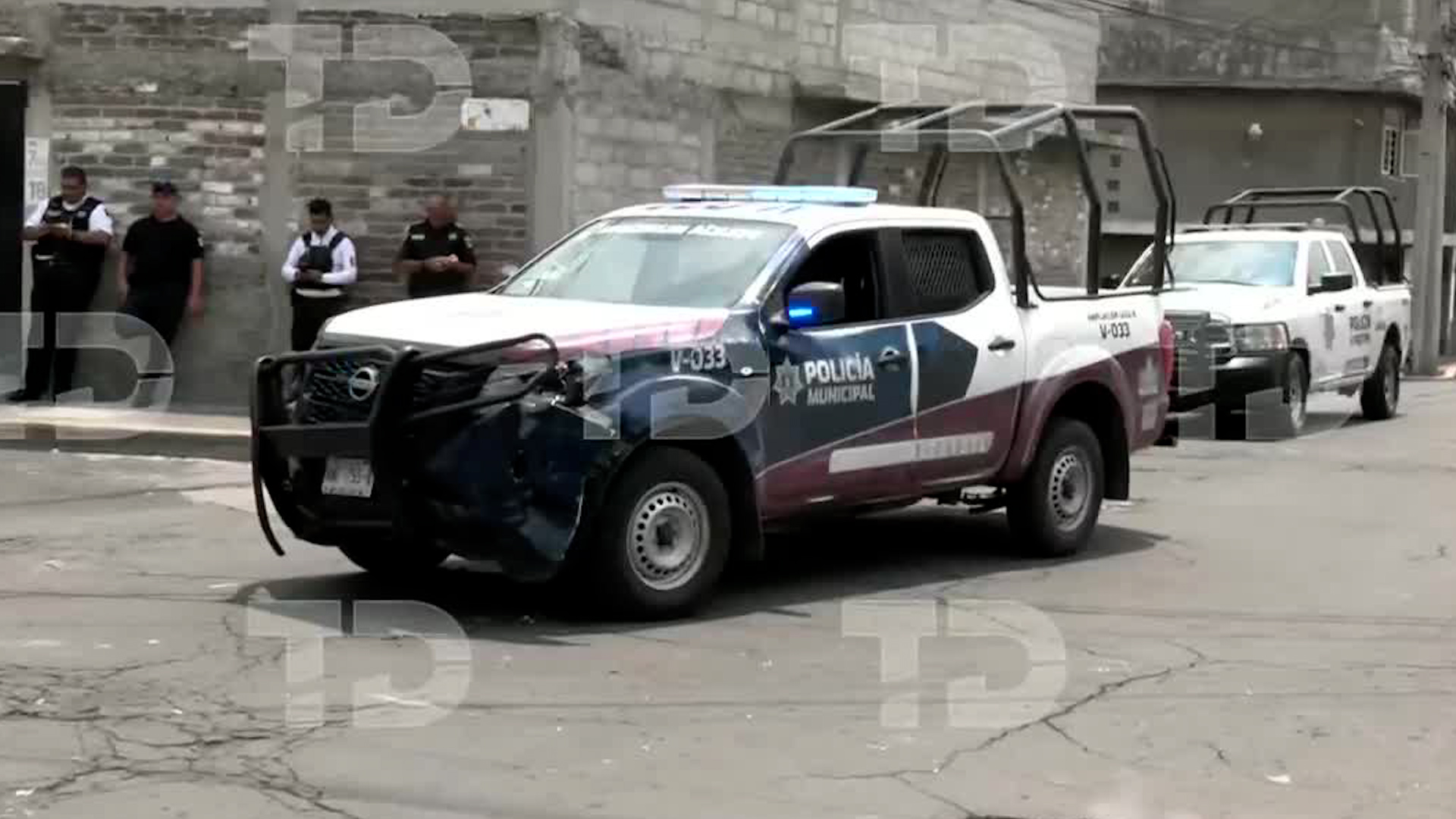 Motociclista impacta patrulla en Nezahualcóyotl y huye dejando su moto. Placa 56-18-C3. Policías investigan y solicitan videos de vigilancia.