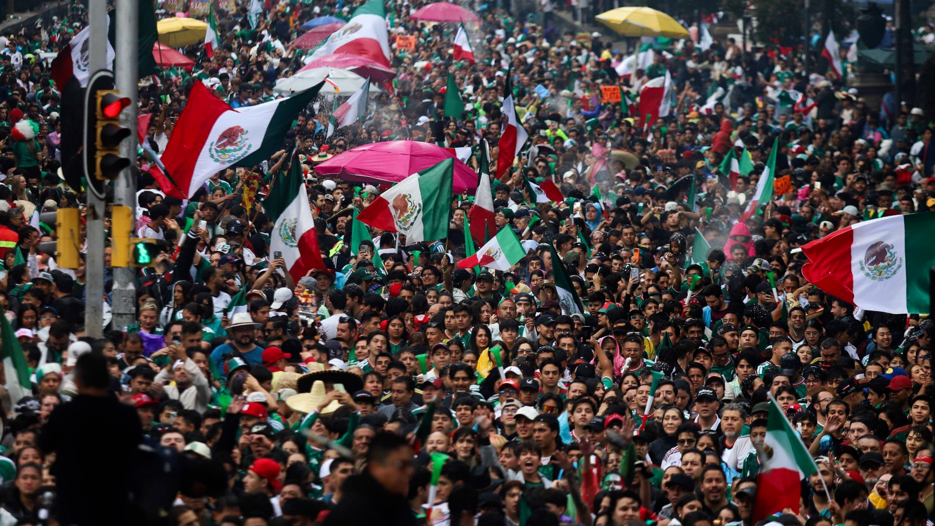 México derrota a Sudáfrica en partido inaugural. Miles de aficionados inundan las calles de la CDMX en una fiesta sin precedentes. Vive la euforia del Tri.