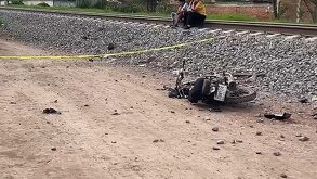 Un motociclista de 45 años perdió la vida tras ser embestido y proyectado por el tren en El Salto, Jalisco, al intentar ganarle el paso a la máquina.
