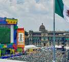 Afición en el Zócalo de la Ciudad de México viendo el debut de la Selección Nacional ante Sudáfrica en la Copa del Mundo 2026.