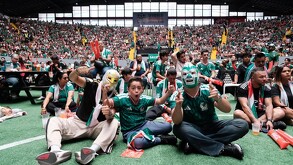 Personas con la playera de la Selección Mexicana y máscaras de luchadores dentro del Auditorio Benito Juárez en Zapopan para ver partido del Mundial