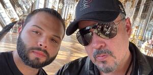 Leonardo intenta darle un abrazo a su padre y este lo rechaza de manera cortante con un “Quítate”.
