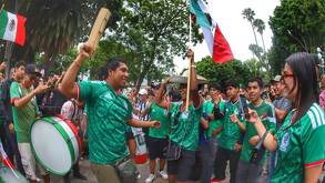 hombres y mujeres con playeras y banderas de méxico celebran un partido del mundial 2026