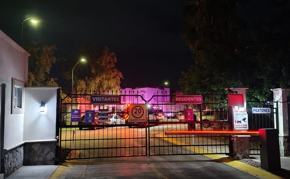 Cuerpos de rescate atendiendo el reporte de la detención de un presunto ladrón en el fraccionamiento Puerta Real.