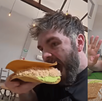 El creador de contenido Cecil Travels se hizo viral por compartir su reacción al probar una tostada de la Siberia.