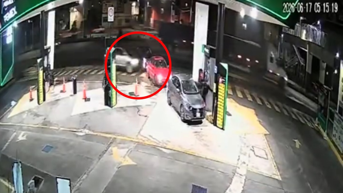 varios autos esperando a cargar gasolina en una gasolinería en puebla