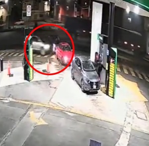 varios autos esperando a cargar gasolina en una gasolinería en puebla