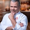La reciente ausencia del chef Poncho Cadena en las transmisiones de MasterChef 24/7 encendió las alarmas entre los seguidores del popular reality.
