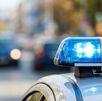 Patrulla de policía con sirenas prendidas.