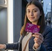 Joven retirando depósito de su Tarjeta Rosa de Guanajuato.