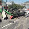 Unidad de transporte vuelca en autopista México-Pachuca