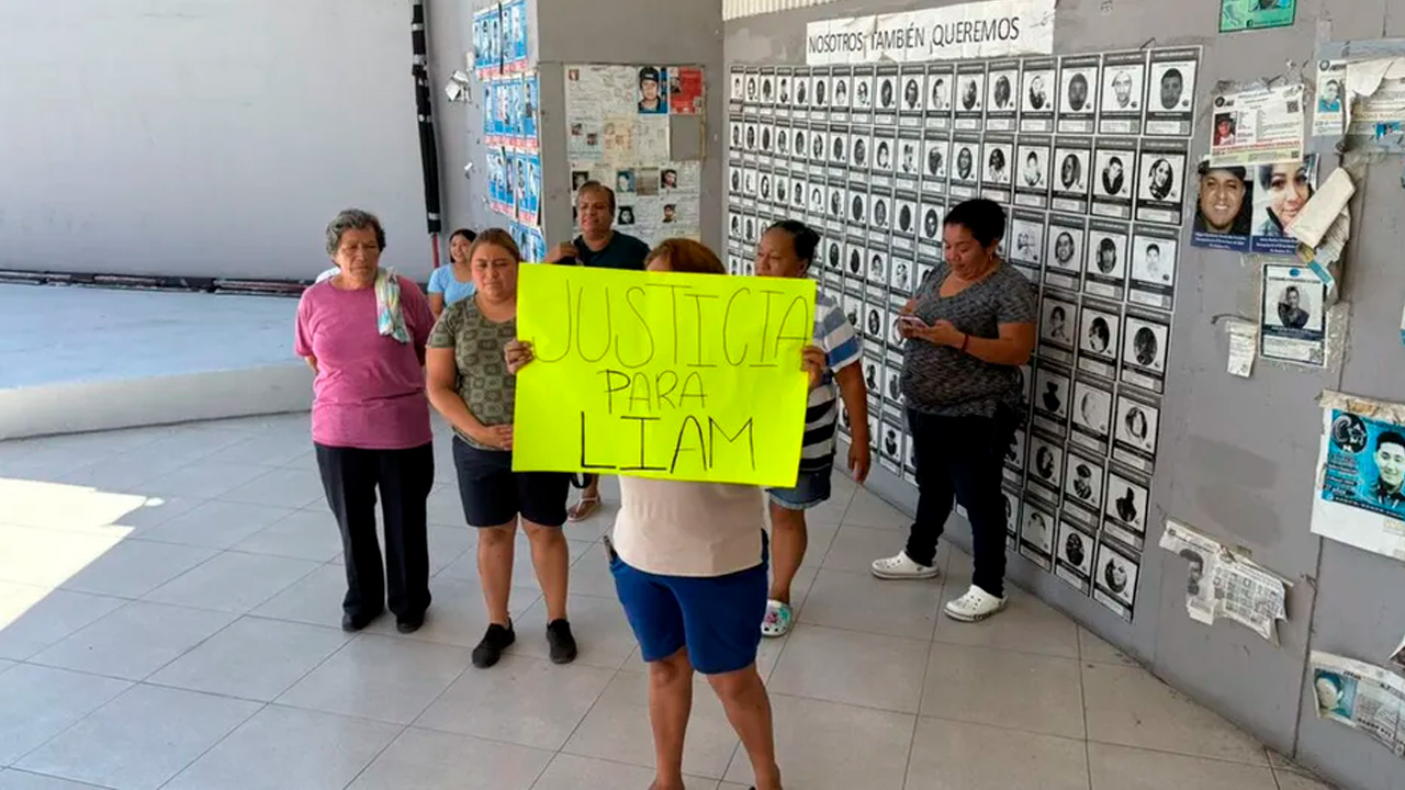 Vecinos y familiares de Liam Damián, niño de 4 años fallecido tras ser atropellado en el sector San Ángel, protestaron frente a la Fiscalía de Nuevo León.