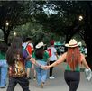 ¡De verde y con sombrero! Disfrutan primer día del Fan Fest por Mundial en Monterrey