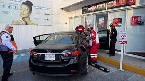 Auto incrustado en farmacia en Guadalupe.