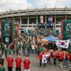 Miles de fanáticos se preparan para celebrar el futbol internacional en el Estadio Corregidora en la Zona Fest, donde la pasión mundialista se vive en familia.