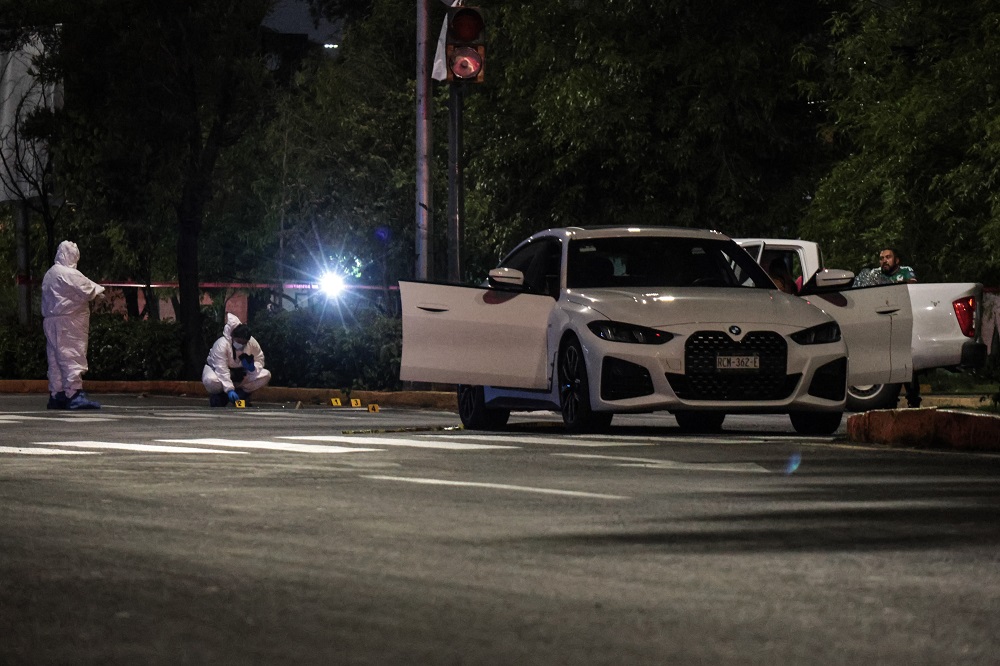 Auto abierto de par en par por el asesinato de un hombre.