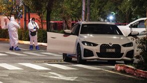 Peritos investigan asesinato de un hombre en su auto.