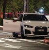 Peritos investigan asesinato de un hombre en su auto.