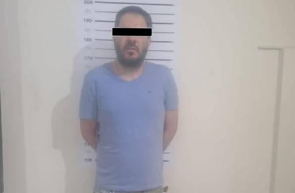 Se observa un hombre con playera azul y con cintilla negra en ojos.