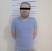 Se observa un hombre con playera azul y con cintilla negra en ojos.