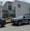 Se observa una fachada color gris de una clínica hospitalaria.