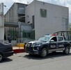 Se observa una fachada color gris de una clínica hospitalaria.