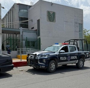 Se observa una fachada color gris de una clínica hospitalaria.