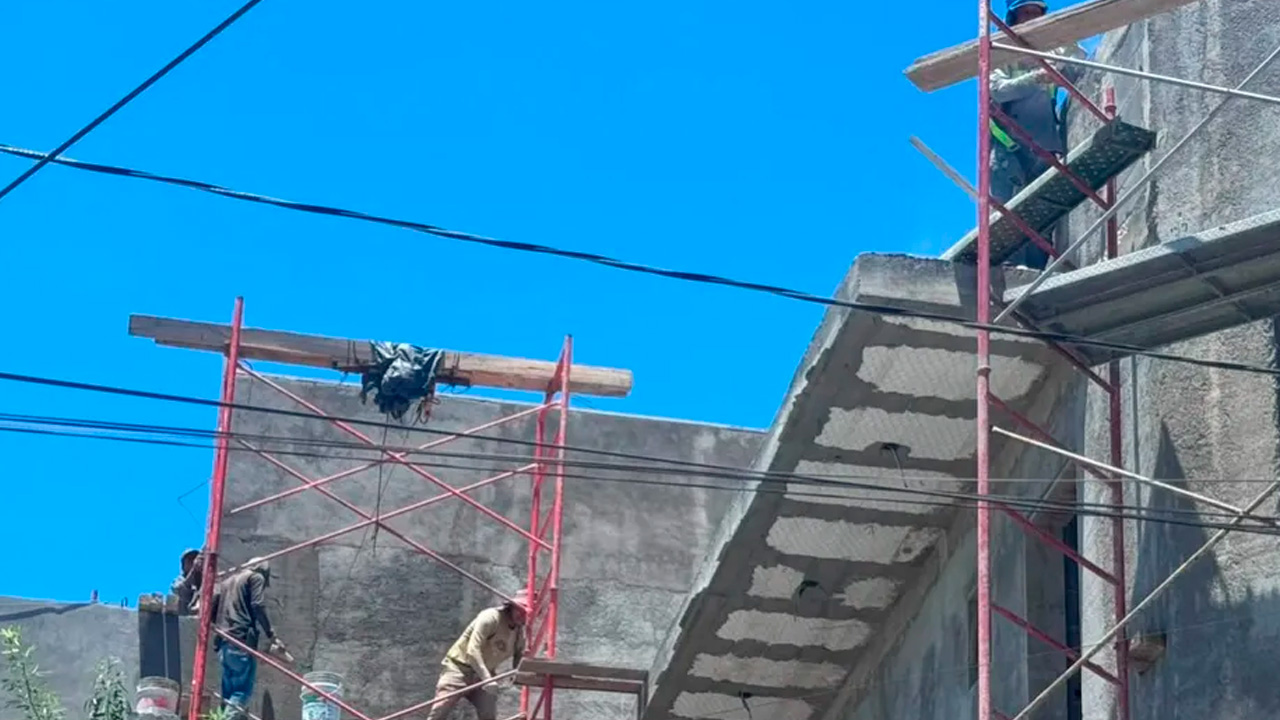 En Monterrey, albañiles continúan trabajando a la intemperie pese a temperaturas superiores a los 40 grados centígrados.