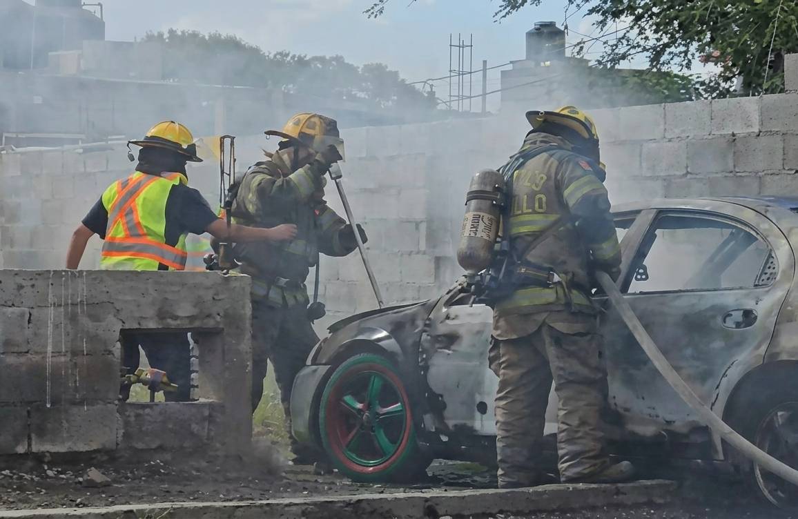 El fuego consumió por completo una unidad en Saltillo. Testigos señalaron un comportamiento inusual previo al siniestro.