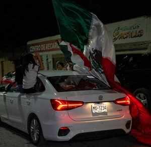 La emoción por el resultado reunió a familias y aficionados en una noche llena de cánticos, banderas y festejos en Saltillo.