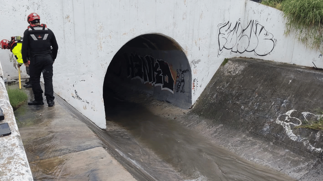 Despliegan operativo para localizar a menor de 14 años arrastrado por el arroyo de Valle Verde en Monterrey.