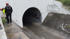 Despliegan operativo para localizar a menor de 14 años arrastrado por el arroyo de Valle Verde en Monterrey.