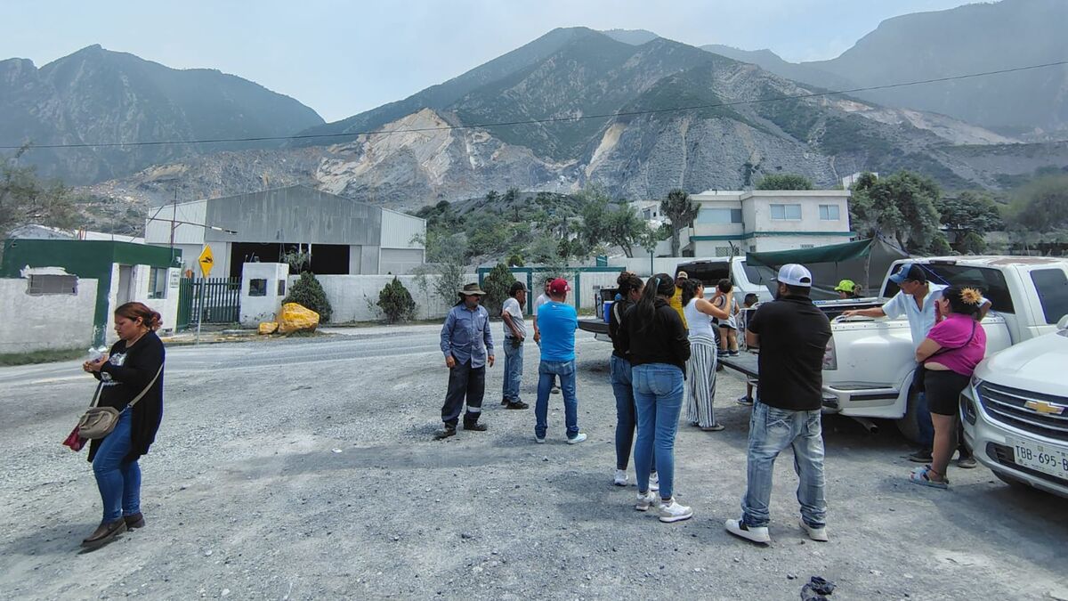 Familiares del trabajador sepultado tras derrumbe de pedreras esperan información
