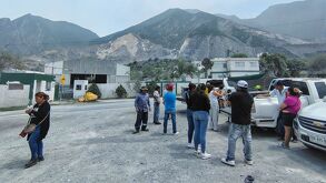 Familiares del trabajador sepultado tras derrumbe de pedreras esperan información