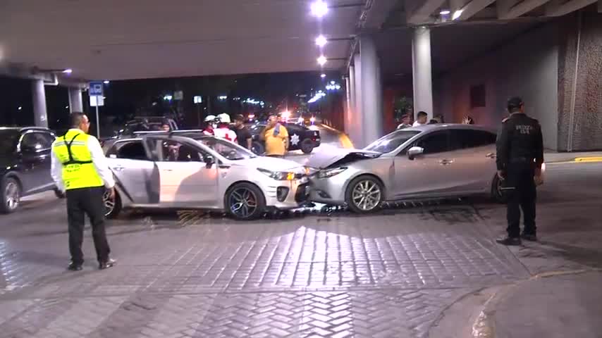 Un choque entre dos autos en el cruce de Juan Ignacio Ramón e Ignacio Zaragoza, en el centro de Monterrey, generó afectaciones viales.