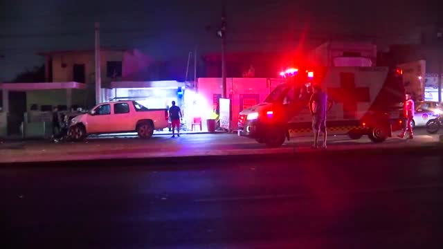 Choque y volcadura dejan daños y lesionados en avenida Benito Juárez en Escobedo