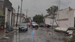 El derrumbe de una barda de 50 metros en la colonia Del Norte, Monterrey, dejó cuantiosos daños materiales en vehículos y cortes de energía.