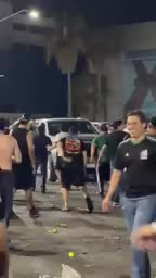 En el video se puede apreciar que varios aficionados movían fuertemente la camioneta, instantes antes de que el conductor acelerara e impactara a seis personas.