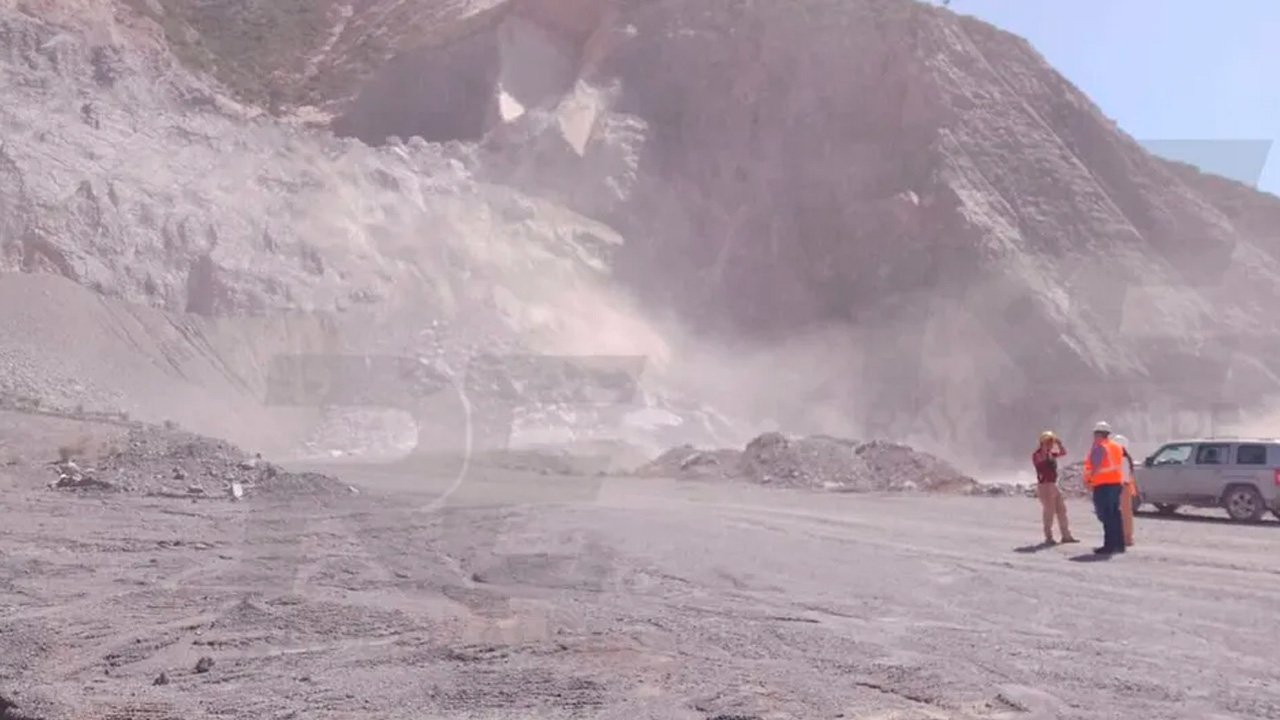 En Escobedo, Nuevo León, se reanudaron las labores para localizar a un trabajador sepultado tras un derrumbe en una pedrera del Cerro del Fraile.