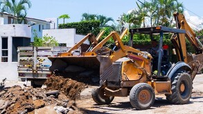 Excavadora en calle de Puerto Vallarta durante trabajos realizados por Seapal