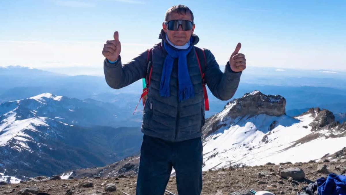 Hombre saluda desde la cima de una montaña en Puebla.