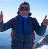 Hombre saluda desde la cima de una montaña en Puebla.