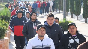 Trabajadores de Audi en Puebla haciendo fila para emitir su voto.