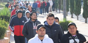 Trabajadores de Audi en Puebla haciendo fila para emitir su voto.