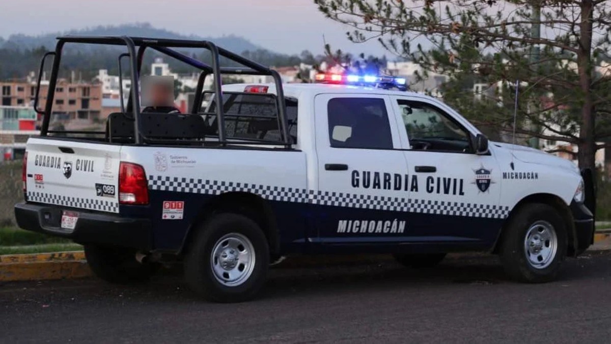 Patrulla de la Guardia Civil de Michoacán con la sirena encendida y una persona a bordo de la caja con el rostro censurado con un cuadro de blureado