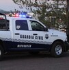 Patrulla de la Guardia Civil de Michoacán con la sirena encendida y una persona a bordo de la caja con el rostro censurado con un cuadro de blureado