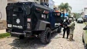 Patrulla de la Policía del Estado de Jalisco con militares del Ejército Mexicano durante operativo de seguridad en Tlaquepaque
