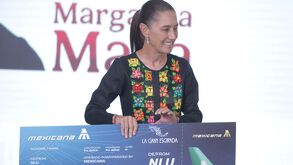 Sheinbaum regala viajes a papás